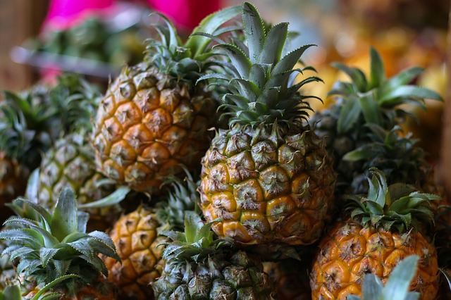 a pineapple g7d8bf47af 640 - Ananas – czy warto jeść? Wartości odżywcze, kalorie, wady i zalety ananasów